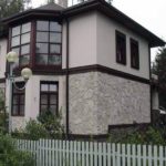 Как украсить фасад дома лепниной
