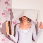 Отклеиваются обои: причины и их устранение